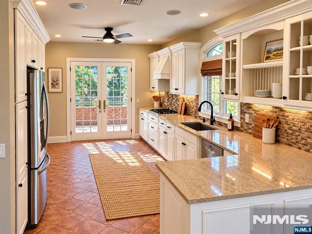 546 Art Lane, Ridgefield, NJ 07657