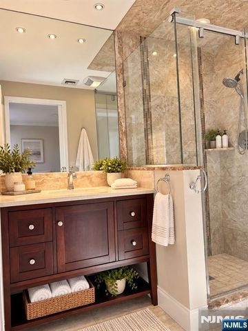 546 Art Lane, Ridgefield, NJ 07657