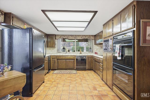 6048 River Grove Street, Bakersfield, CA 93308