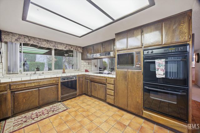 6048 River Grove Street, Bakersfield, CA 93308