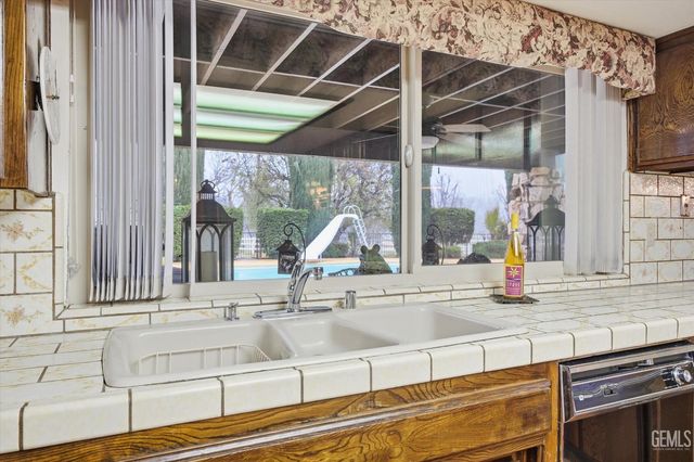 6048 River Grove Street, Bakersfield, CA 93308