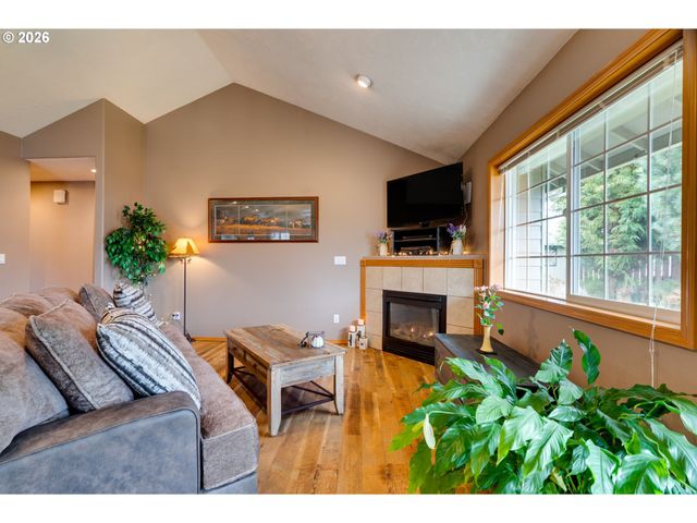 1088 S SYCAMORE St, Canby, OR 97013