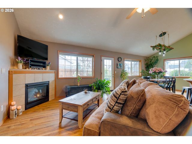 1088 S SYCAMORE St, Canby, OR 97013