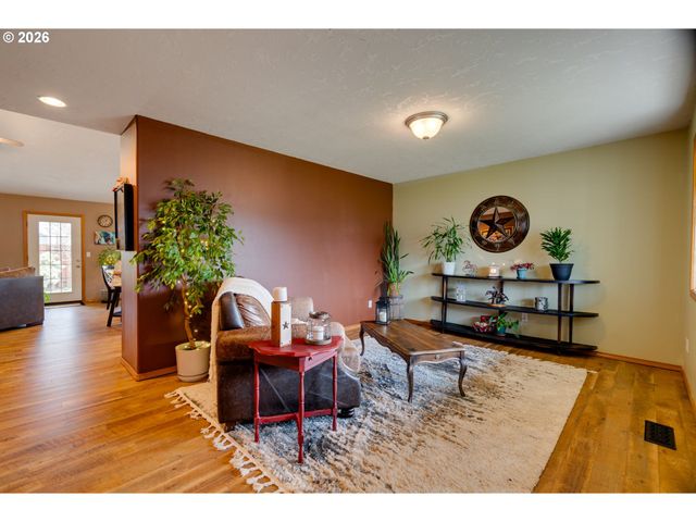 1088 S SYCAMORE St, Canby, OR 97013