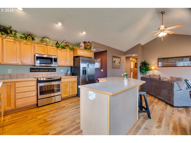 1088 S SYCAMORE St, Canby, OR 97013