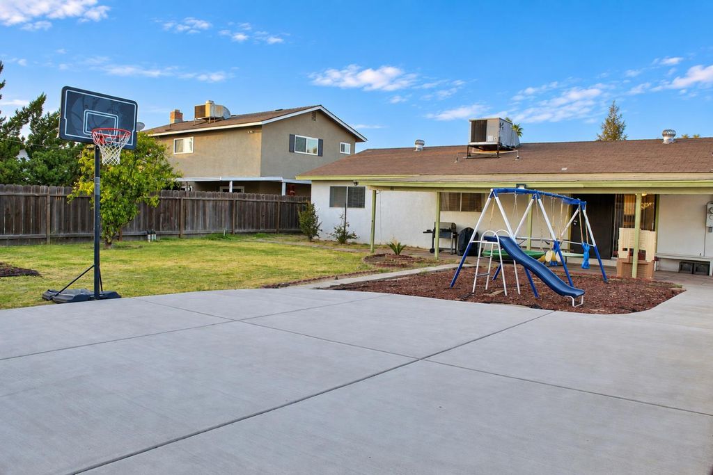 Image 15 of property listing at 2139 Hicks Street, Selma, CA 93662