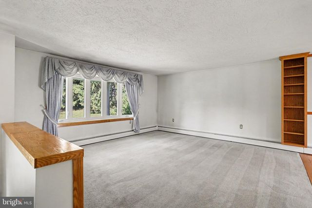 2715 RESERVOIR RD, Spring Grove, PA 17362