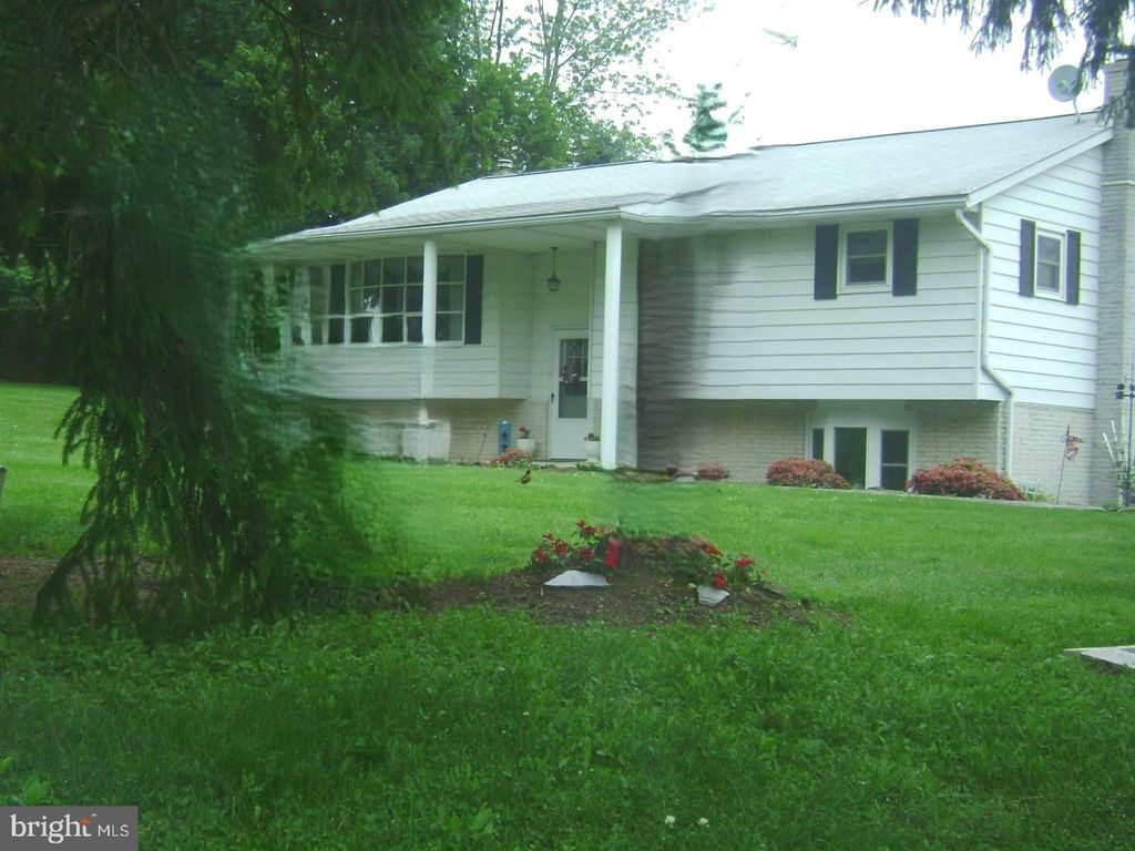 Image 1 of property listing at 2715 RESERVOIR RD, Spring Grove, PA 17362