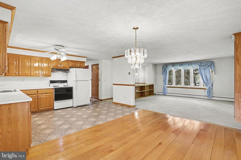 Image 9 of property listing at 2715 RESERVOIR RD, Spring Grove, PA 17362