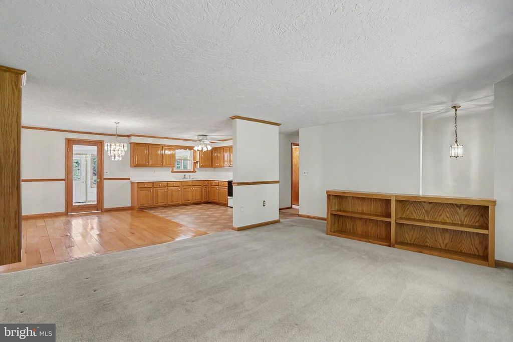 Image 6 of property listing at 2715 RESERVOIR RD, Spring Grove, PA 17362