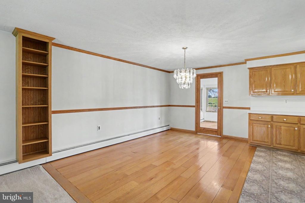 Image 7 of property listing at 2715 RESERVOIR RD, Spring Grove, PA 17362