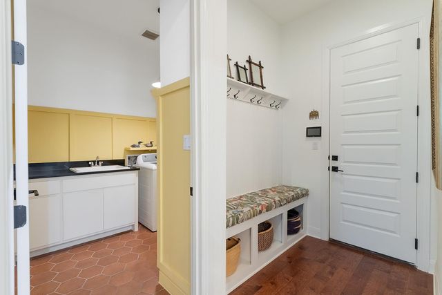 129 Hollytree CT, Georgetown, TX 78628