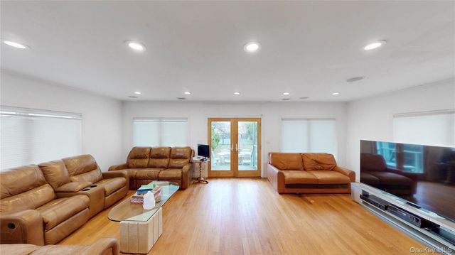 145 Kingston Boulevard, Island Park, NY 11558