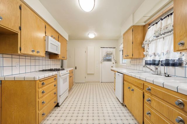 1816 N Vagedes Avenue, Fresno, CA 93705