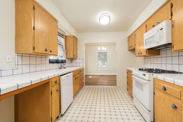 1816 N Vagedes Avenue, Fresno, CA 93705