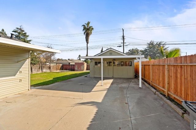 1816 N Vagedes Avenue, Fresno, CA 93705