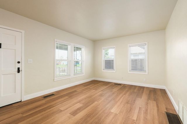 1816 N Vagedes Avenue, Fresno, CA 93705