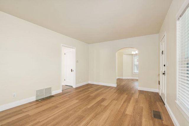 1816 N Vagedes Avenue, Fresno, CA 93705