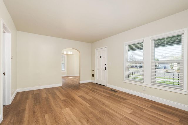 1816 N Vagedes Avenue, Fresno, CA 93705