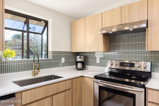 7076 E Arrowhead Drive, Tucson, AZ 85715