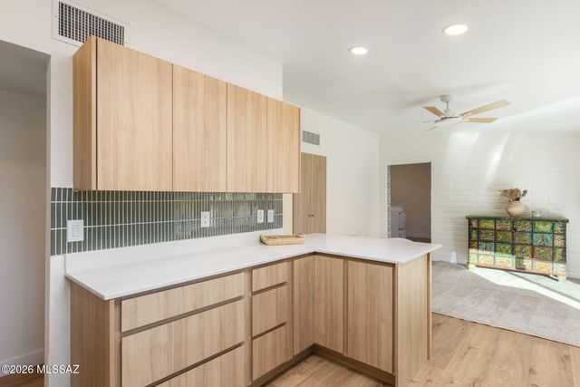 7076 E Arrowhead Drive, Tucson, AZ 85715