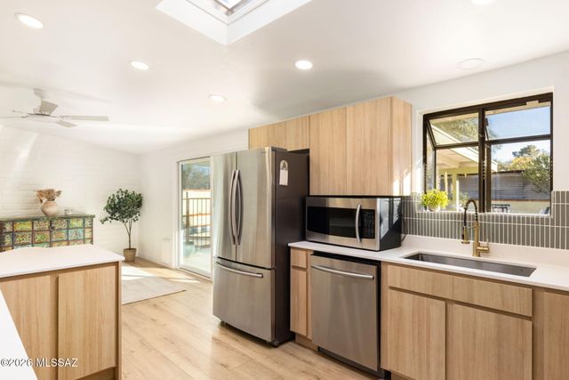 7076 E Arrowhead Drive, Tucson, AZ 85715