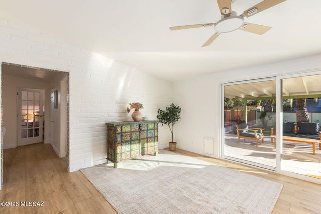 7076 E Arrowhead Drive, Tucson, AZ 85715