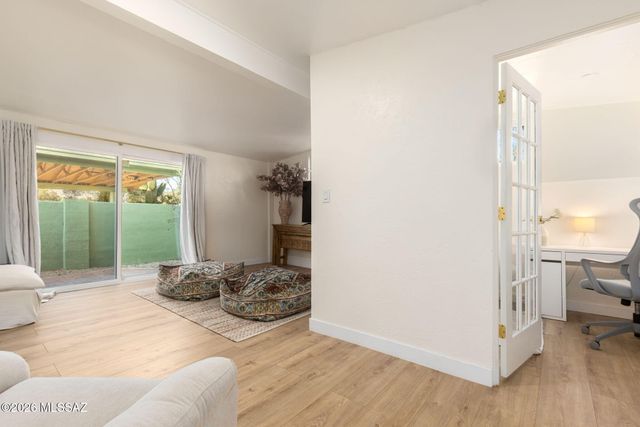 7076 E Arrowhead Drive, Tucson, AZ 85715