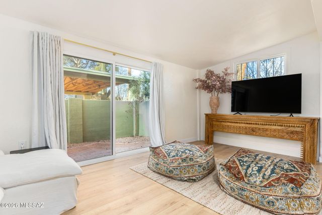 7076 E Arrowhead Drive, Tucson, AZ 85715