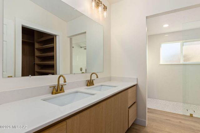 7076 E Arrowhead Drive, Tucson, AZ 85715