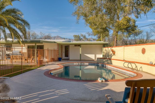 7076 E Arrowhead Drive, Tucson, AZ 85715