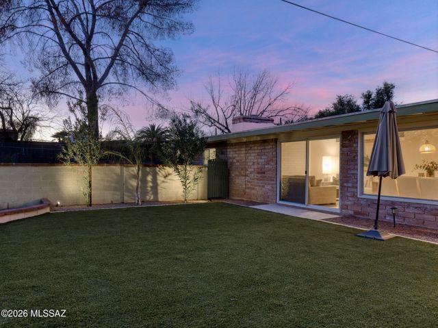 7076 E Arrowhead Drive, Tucson, AZ 85715