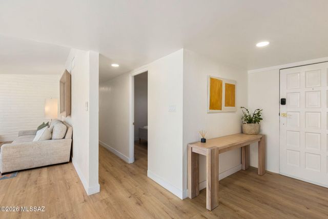 7076 E Arrowhead Drive, Tucson, AZ 85715