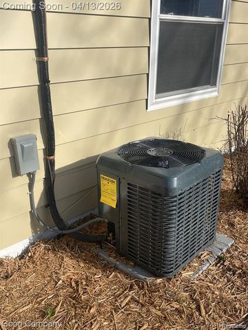 22859 Almond Avenue, Eastpointe, MI 48021