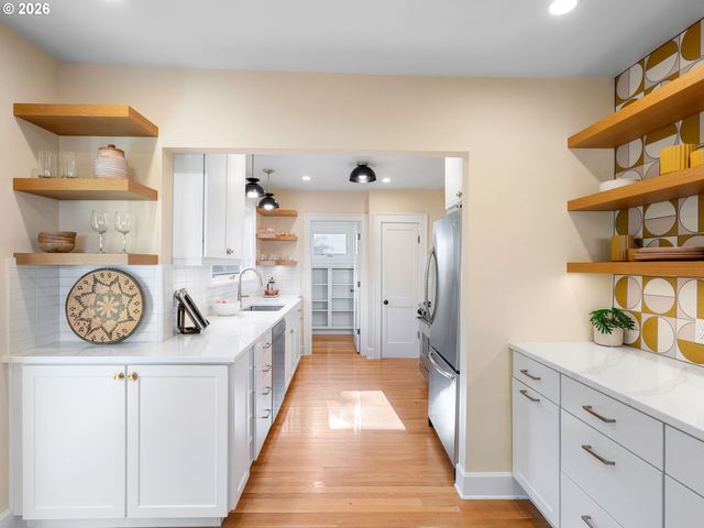 7221 Sw BRIER Pl, Portland, OR 97219