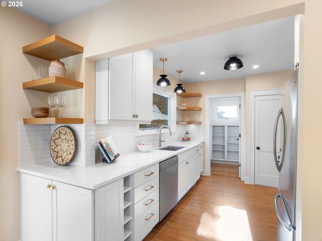 7221 Sw BRIER Pl, Portland, OR 97219