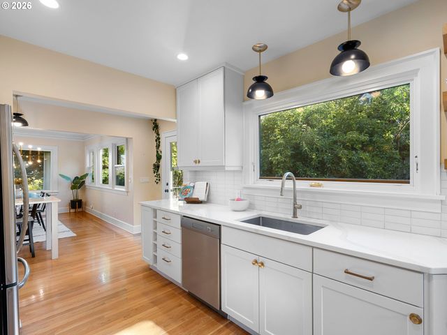 7221 Sw BRIER Pl, Portland, OR 97219