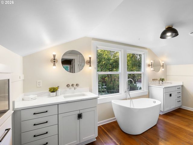7221 Sw BRIER Pl, Portland, OR 97219