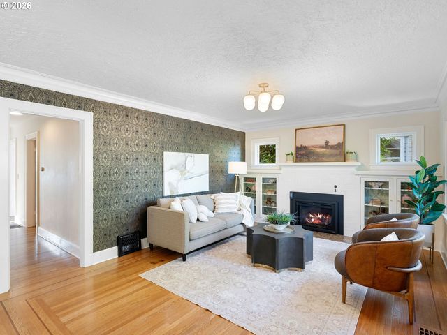 7221 Sw BRIER Pl, Portland, OR 97219