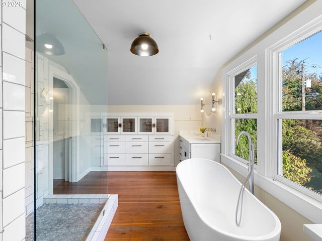 7221 Sw BRIER Pl, Portland, OR 97219
