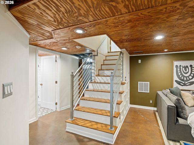 7221 Sw BRIER Pl, Portland, OR 97219