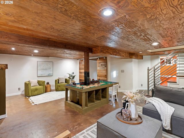 7221 Sw BRIER Pl, Portland, OR 97219