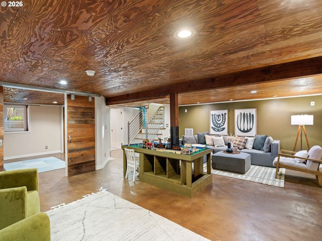 7221 Sw BRIER Pl, Portland, OR 97219