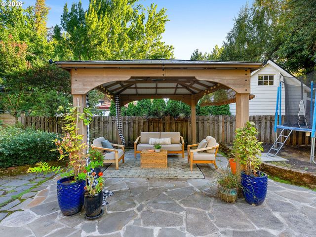 7221 Sw BRIER Pl, Portland, OR 97219