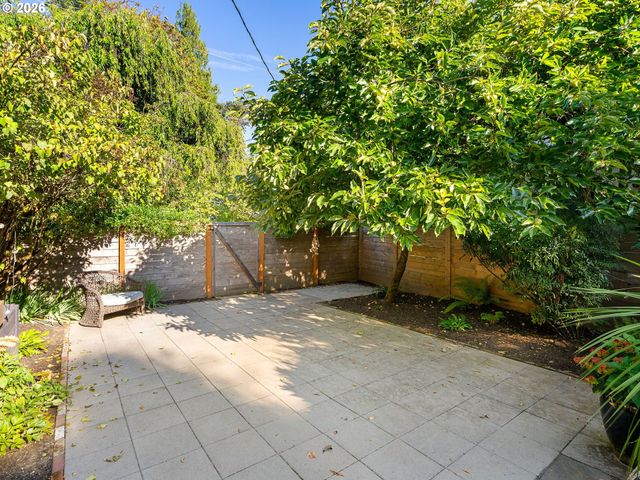 7221 Sw BRIER Pl, Portland, OR 97219