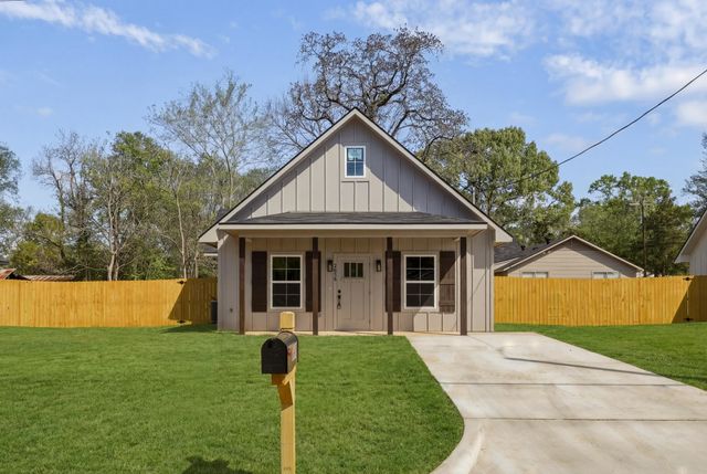 2656 Hendricks St, Gladewater, TX 75647