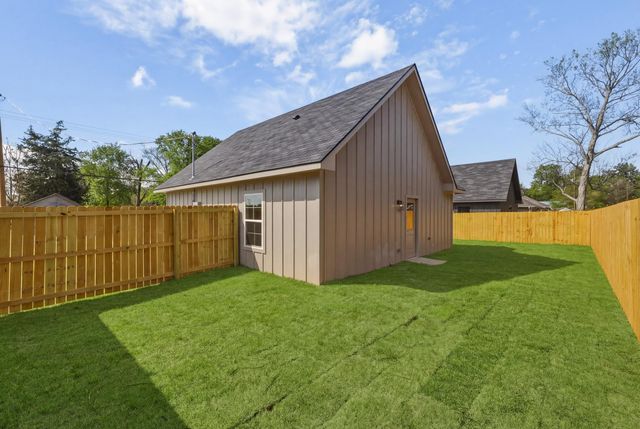 2656 Hendricks St, Gladewater, TX 75647