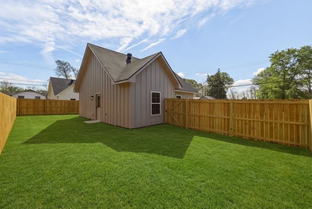 2656 Hendricks St, Gladewater, TX 75647