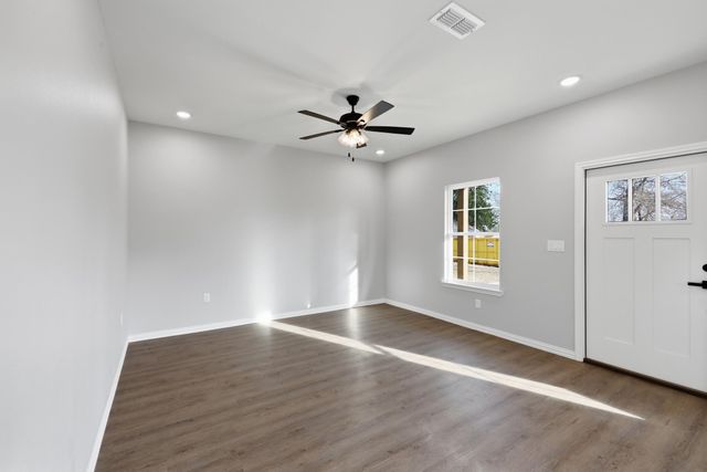 2656 Hendricks St, Gladewater, TX 75647