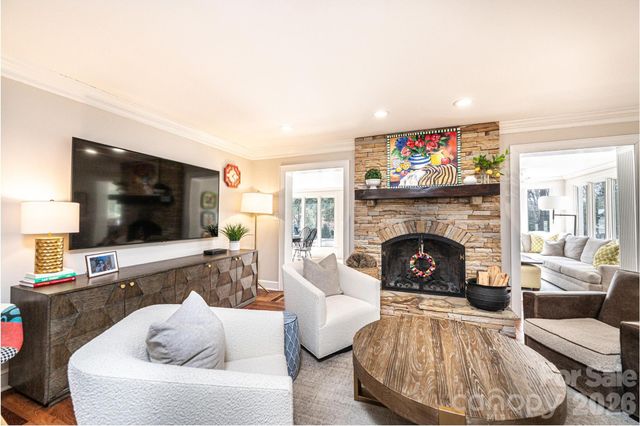 935 18th Avenue Drive NW, Hickory, NC 28601